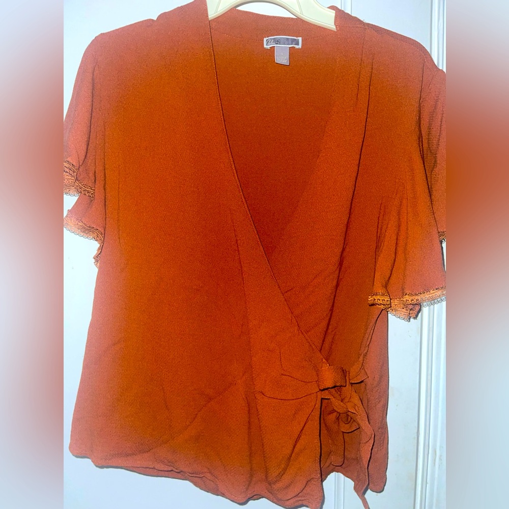 Chelsea 28- Nordstrom exclusive- flutter short sleeve wrap blouse. Size large